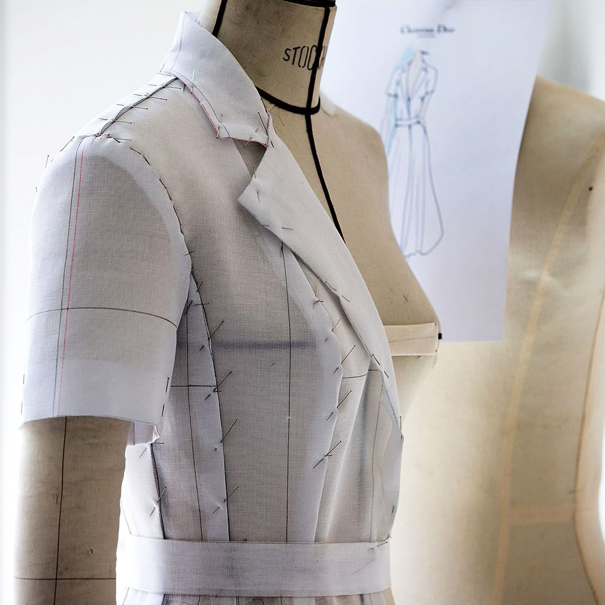 Le processus de création d’une pièce sur-mesure : des premiers croquis à l’essayage final